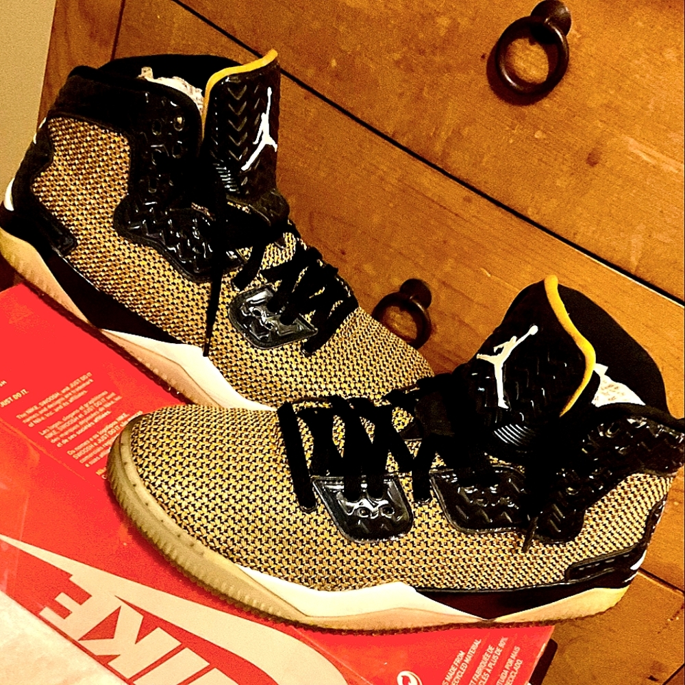 STUNNING MENS (NIKE AIR JORDAN SPIKE FORTY 'GOLD LEAF!) Sz10.5